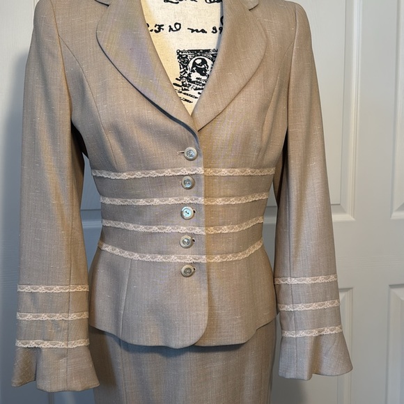 Elegant ESCADA Beige Women's Blazer/Skirt suit set - Picture 2 of 14